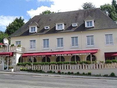 Logis Hotel Restaurant Du Commerce Pont-d'Ouilly Esterno foto